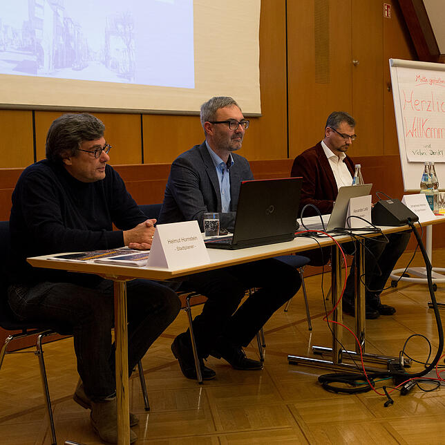 Stadtplaner Helmut Hornstein, Moderator Alexander Leitz und Straßenplaner Claus Kiener stehen den Bürgern Rede und Antwort.