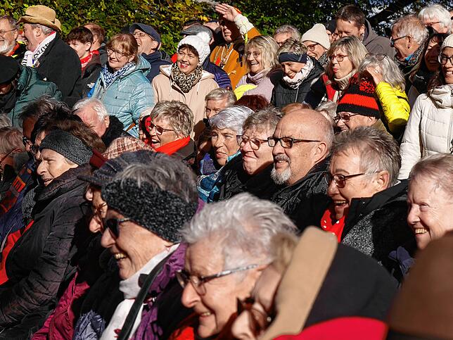 Da blieb kein Auge trocken: 450 Zuschauer genossen den deftigen Wortwitz und die vielen Pointen des Schwanks „Ä Hoch uf die ...