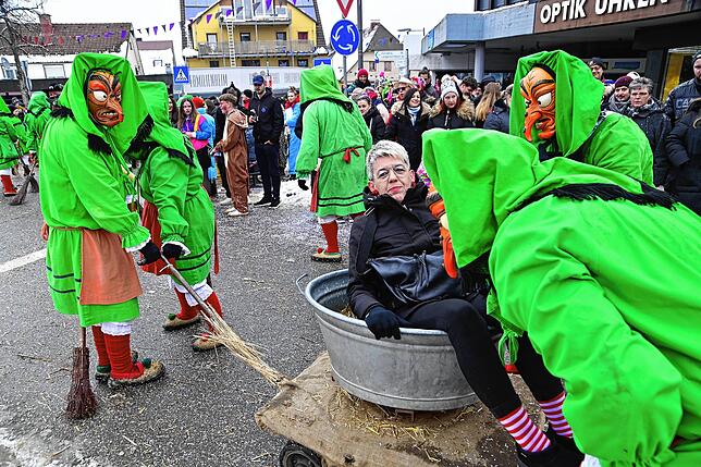 Bild 31: 75 Gruppen beim Fasnachtsumzug in St. Georgen: Wir haben die Bilder