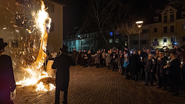 Bild 19: In Überlingen beerdigen Narren die fünfte Jahreszeit mit einem grandiosen Höhepunkt!