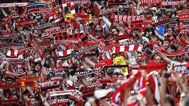 Die Freiburger Fans unterstützten ihr Team, welches die Bundesliga-Saison auf Platz fünf beendet.