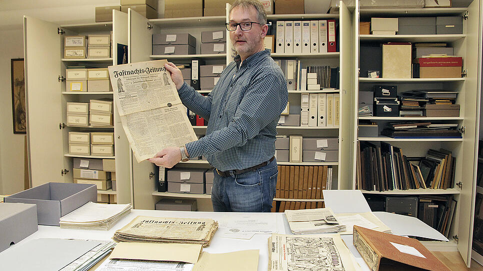 Michael Bohrer zeigt die Narrozeitung von 1921.