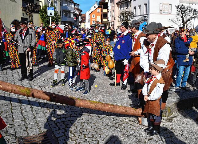 Bild 15: Bilder vom Kindernarrenbaum-Setzen auf dem Gustav-Hammer-Platz in Stockach