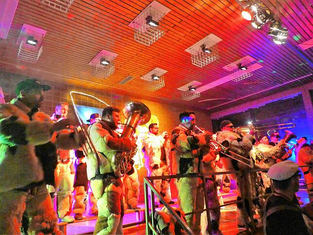 Die Yetis heizten den Besuchern beim Zizenhauser Hemdgloknerball ordentlich ein.