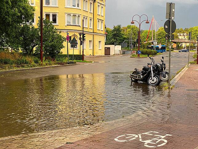 Ein kleiner See bildet sich nach dem Unwetter am 16. August vor dem Villinger Bickentor.