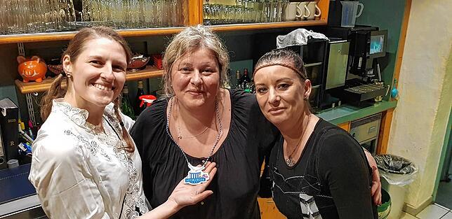 Stolze Trägerin des SÜDKURIER-Narrenordens.