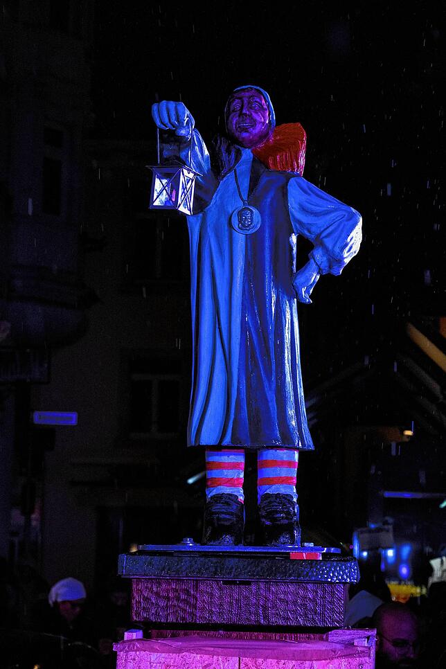 Bild 7: Endlich Fasnet: Glonkis stellen ihre Brunnenfigur auf und eröffnen die Fasnet