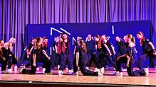 Die Hip-Hop-Tanzgruppe No Namez kann mit ihrer synchronen Tanzchoreografie und den fetzigen Beats das Publikum voll auf ihre Seite ziehen.