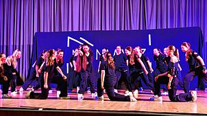 Die Hip-Hop-Tanzgruppe No Namez kann mit ihrer synchronen Tanzchoreografie und den fetzigen Beats das Publikum voll auf ihre Seite ziehen.