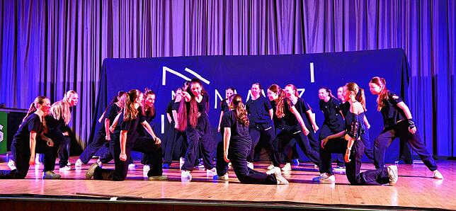 Die Hip-Hop-Tanzgruppe No Namez kann mit ihrer synchronen Tanzchoreografie und den fetzigen Beats das Publikum voll auf ihre Seite ziehen.