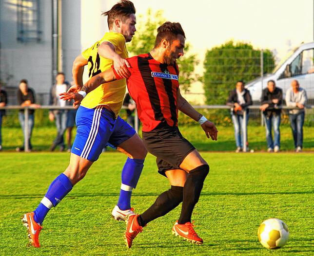 Notbremse: Wenige Tage nach der schnellsten Roten Karte &ndash; nach 53 Sekunden &ndash; in Jestetten musste Bastian Eschbach vom SV ...