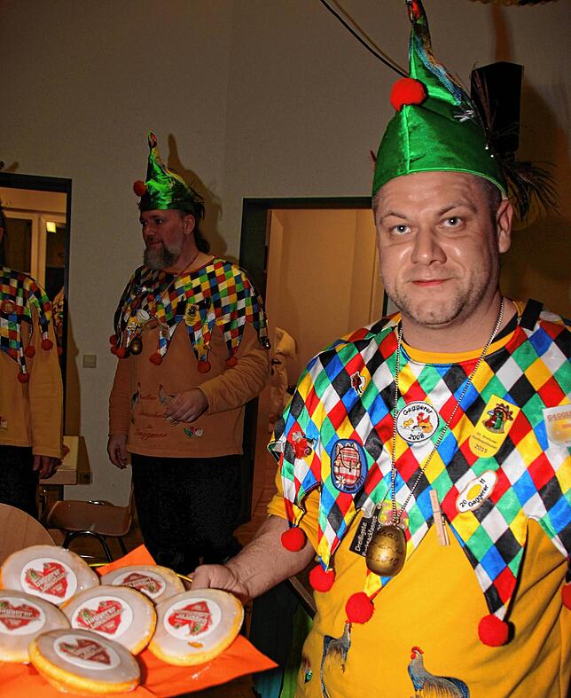 Anlässlich des Valentinstages boten die Gaggerer, hier Tobias Homberger; bei der Rucksackfasnet „Liebesbissen“ gegen eine ...