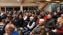Zahlreiche Bürgerinnen und Bürger besuchen die Versammlung der Inzigkofener Bürgerinitiative „Nein zur Nordtrasse – Für eine ...