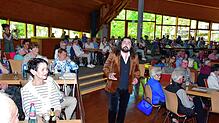 Opernsänger Ilja Martin gibt die „Capri-Fischer“ beim Muttertagskonzert im Haus des Gastes  zum Besten. Foto: Stefan Pichler