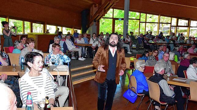 Opernsänger Ilja Martin gibt die „Capri-Fischer“ beim Muttertagskonzert im Haus des Gastes  zum Besten. Foto: Stefan Pichler