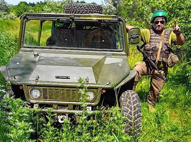 Oleg Kovalchuck als Soldat neben einem Geländefahrzeug.