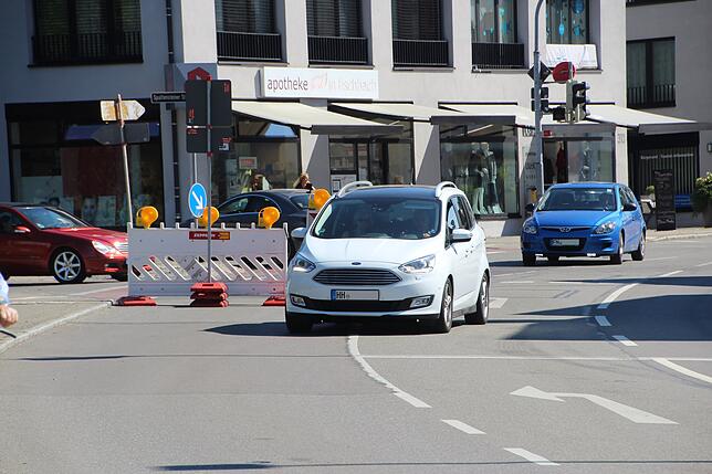 Manch ein Autofahrer umfährt die Sperrung an der Einmündung Spaltensteiner Straße. Ab hier gilt für Anlieger frei.