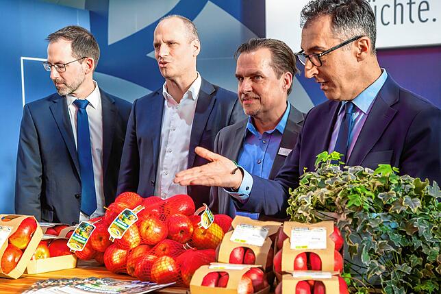 Kai Mangelberger, Direktor der Fruit Logistica (von links) mit Christian Rothfuss und Nico Grundler, dem Interims-Geschäftsführer der ...