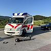 Der Rettungswagen und der Ford Mustang nach dem Unfall in Würenlos.