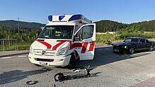Der Rettungswagen und der Ford Mustang nach dem Unfall in Würenlos.