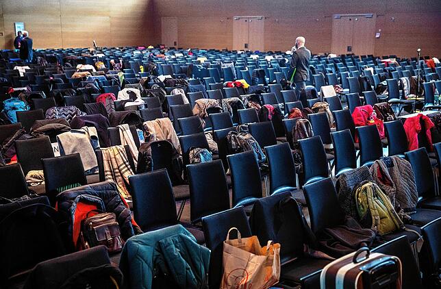 Jacken liegen während des AfD-Landesparteitags in der Stadthalle auf leeren Sitzen. Der Saal musste zwischenzeitlich geräumt werden.