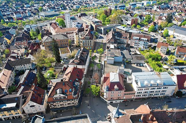 Vogelperspektive auf die Friedrich-Ebert-Straße. Sie durchschneidet die Fußgängerzone in den Muslen (im Vordergrund von links nach ...