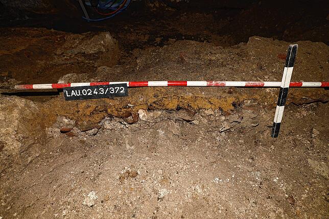 Hier kann man sehen, wie die später ausgegrabenen Gefäße im Boden vorgefunden worden sind.