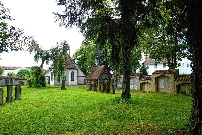 Ein ganzes Kapitel widmet das Buch über die Architektur im Landkreis Sigmaringen den Denkmälern und Bauten für die Beerdigungskultur. ...