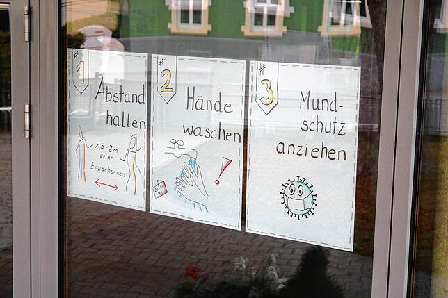 Auch an den Kindergärten gibt es große Hinweisschilder.