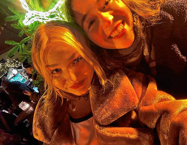 Glücklich gemacht hat uns der Abend auf jeden Fall: Lilian Steigele (links) und Lorena Braun beim Besuch auf dem Weihnachtsmarkt.