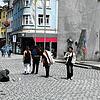 Mancherorts in der Konstanzer Innenstadt betteln Menschen. Eine der wenigen kniet in der Altstadt auf dem Boden. Vor ihr steht ein ...