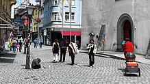 Mancherorts in der Konstanzer Innenstadt betteln Menschen. Eine der wenigen kniet in der Altstadt auf dem Boden. Vor ihr steht ein ...