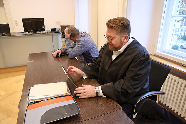 Dritter Verhandlungstag im Prozess gegen einen Physiotherapeuten aus Allensbach: Der Angeklagte (links) wird von Rechtsanwalt Andreas ...