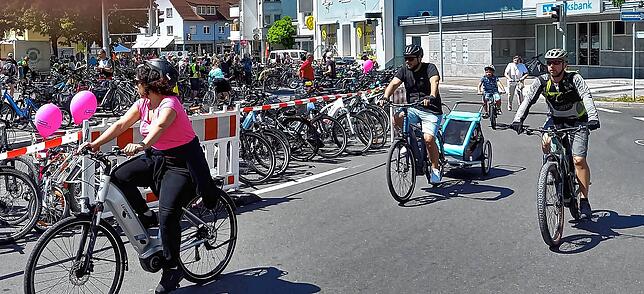 Auf dem Gottmadinger Hebelplatz machten die Teilnehmer des Slow-up in geselliger Runde und bei bester musikalischer Unterhaltung eine ...