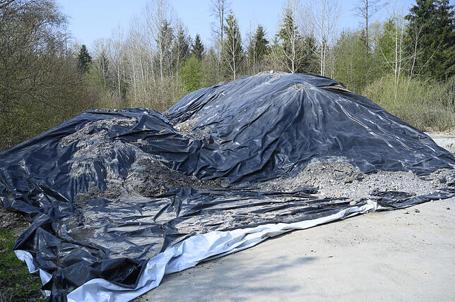 Rund 600 Kubikmeter kontaminiertes Bodenmaterial hat man bereits zwischengelagert. Bild: Gerald Jarausch