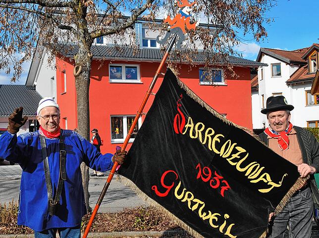 Die Gurtweiler Narrenfahne, hier mit den beiden Trägern Siegfried Morath (links) und Karl Güntert, stammt aus dem Jahre 1937, als die ...