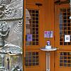 Am Eingang des Münsters in Villingen hängt der QR-Code für die Luca-App. Nutzer können sich vor Eintritt in die Kirche damit anmelden, ...
