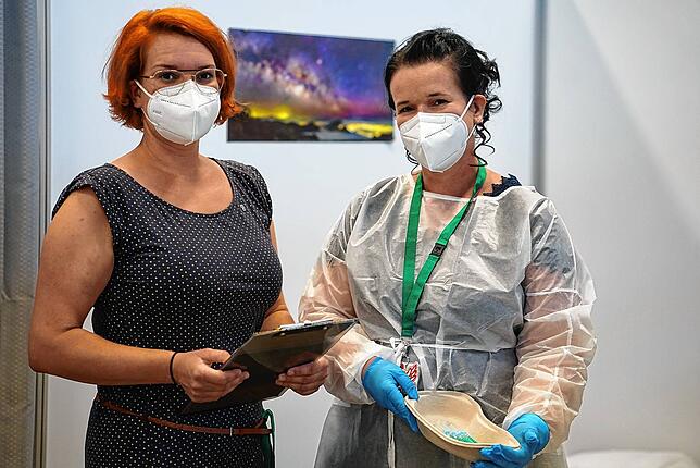 Wiebke Hermann (links) und Impferin Sylvia Könnecke