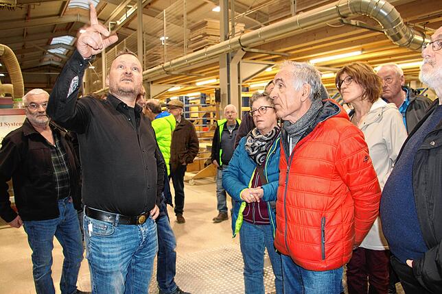 „Da oben holt sich der Sauggreifer die Platten“, erklärt Geschäftsführer Jürgen Alber den Besucherinnen und Besuchern beim ...
