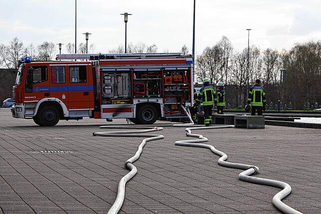 Bild 6: Feuer auf Messegelände! So dramatisch war der Einsatz der Feuerwehr in Friedrichshafen