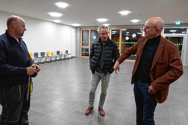 In der Mensa diskutieren Hausmeister Bernhard Schleicher, Gemeinderat Walter Waßmer und Bürgermeister Dietmar Zäpernick.