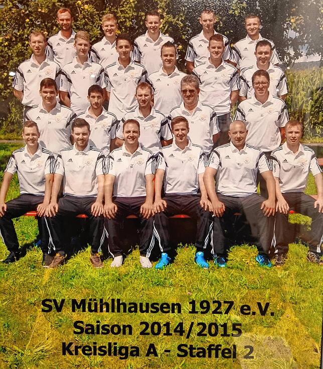 Die Mannschaft des SV Mühlhausen, die im Sommer 2015 den Aufstieg in die Bezirksliga schaffte – mit Marc Labusch (obere Reihe, ...