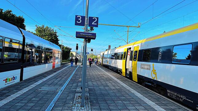 Der IRE auf Gleis 2, auf Gleis 3 steht der SBB-Thurbo.