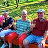Waldemar und Ingrid Fröhlich sowie Elfriede und Herbert Wilhelm (von links) lassen sich die Säfte der Mosterei Kopp schmecken. „Schmeckt ...