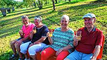 Waldemar und Ingrid Fröhlich sowie Elfriede und Herbert Wilhelm (von links) lassen sich die Säfte der Mosterei Kopp schmecken. „Schmeckt ...