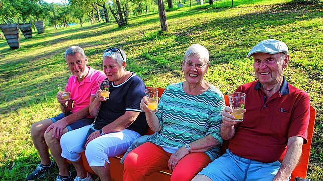 Waldemar und Ingrid Fröhlich sowie Elfriede und Herbert Wilhelm (von links) lassen sich die Säfte der Mosterei Kopp schmecken. „Schmeckt ...