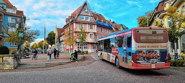Ein Bus nimmt seinen Weg am Rathausplatz vorbei in Richtung Lehenstraße. Den Busverkehr in der Karlstraße will der Gemeinderat reduzieren.