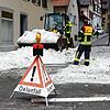 Vielleicht nicht ganz das passende Warnschild, aber ein extra Schild für „Hagelkörnerbeseitigung“ gibt es vermutlich nicht. Warum aber ...