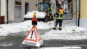 Vielleicht nicht ganz das passende Warnschild, aber ein extra Schild für „Hagelkörnerbeseitigung“ gibt es vermutlich nicht. Warum aber ...