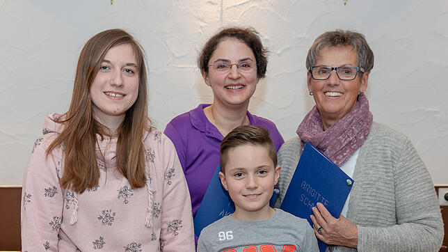 Neu im DLRG-Vorstandsteam ist Rebecca Frenzel (v.l.), für zehnjährige Mitgliedschaft wurden Filiz Akkus, Maurice und Brigitte Schmon geehrt.